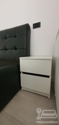 Mobilier de dormitor din PAL cu pat tapițat și comodă cu profile Gola negre