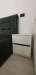 Mobilier de dormitor din PAL cu pat tapițat și comodă cu profile Gola negre