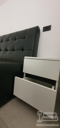 Mobilier de dormitor din PAL cu pat tapițat și comodă cu profile Gola negre