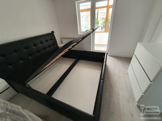 Mobilier de dormitor din PAL cu pat tapițat și comodă cu profile Gola negre