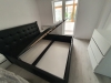 Mobilier de dormitor din PAL cu pat tapițat și comodă cu profile Gola negre