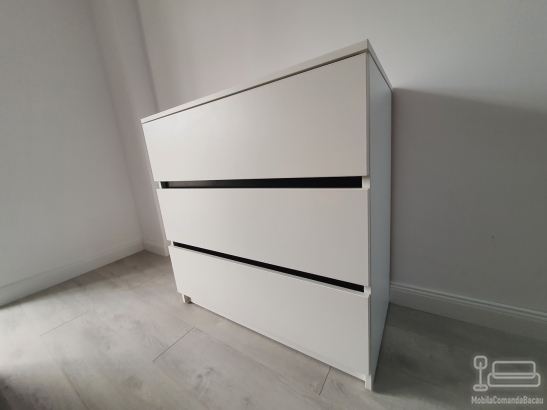 Mobilier de dormitor din PAL cu pat tapițat și comodă cu profile Gola negre