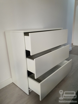 Mobilier de dormitor din PAL cu pat tapițat și comodă cu profile Gola negre