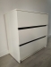 Mobilier de dormitor din PAL cu pat tapițat și comodă cu profile Gola negre