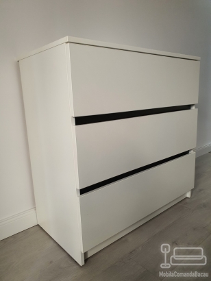 Mobilier de dormitor din PAL cu pat tapițat și comodă cu profile Gola negre