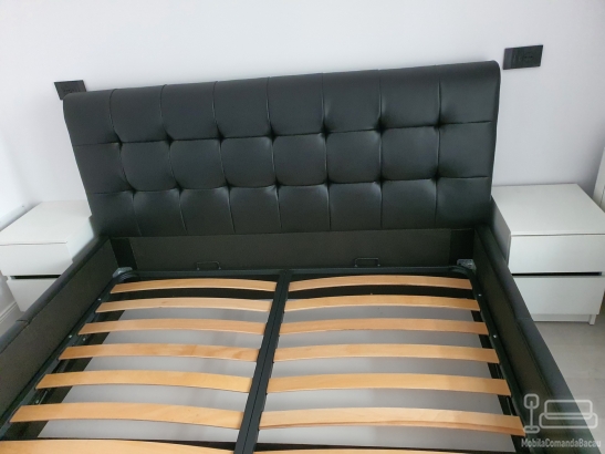 Mobilier de dormitor din PAL cu pat tapițat și comodă cu profile Gola negre