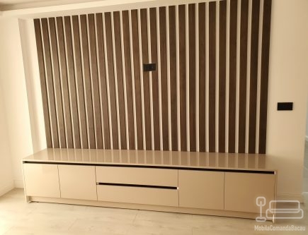 Mobilier de living din MDF vopsit, cu riflaje decorative și feronerie Blum cu amortizare