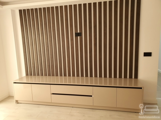 Mobilier de living din MDF vopsit, cu riflaje decorative și feronerie Blum cu amortizare
