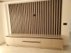 Mobilier de living din MDF vopsit, cu riflaje decorative și feronerie Blum cu amortizare