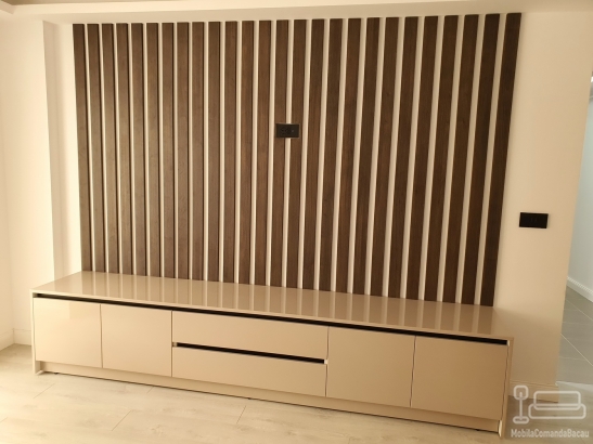 Mobilier de living din MDF vopsit, cu riflaje decorative și feronerie Blum cu amortizare