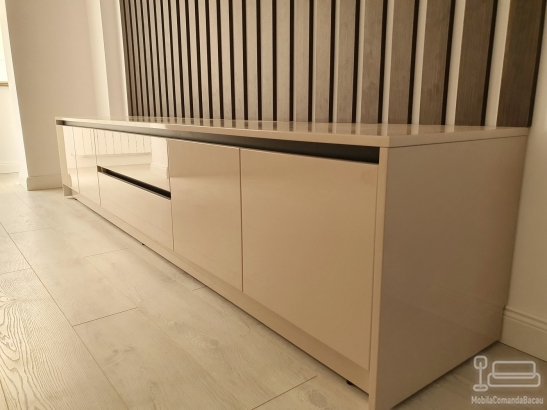 Mobilier de living din MDF vopsit, cu riflaje decorative și feronerie Blum cu amortizare