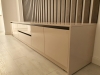 Mobilier de living din MDF vopsit, cu riflaje decorative și feronerie Blum cu amortizare