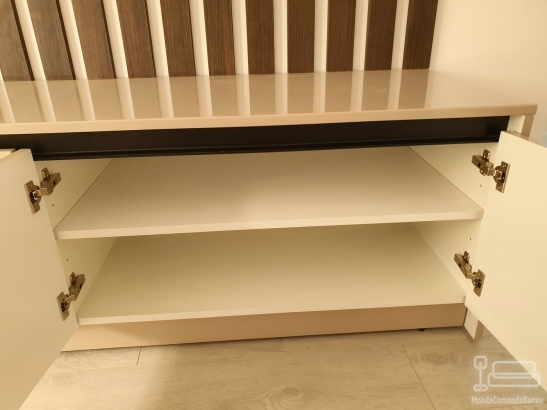 Mobilier de living din MDF vopsit, cu riflaje decorative și feronerie Blum cu amortizare