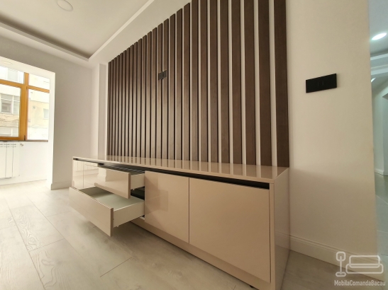 Mobilier de living din MDF vopsit, cu riflaje decorative și feronerie Blum cu amortizare