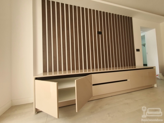 Mobilier de living din MDF vopsit, cu riflaje decorative și feronerie Blum cu amortizare