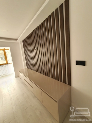 Mobilier de living din MDF vopsit, cu riflaje decorative și feronerie Blum cu amortizare