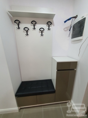 Mobilier de hol din PAL și MDF vopsit, cu oglinzi pe uși și profile Gola negre