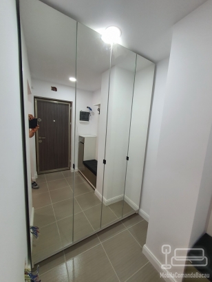 Mobilier de hol din PAL și MDF vopsit, cu oglinzi pe uși și profile Gola negre