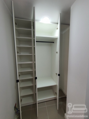 Mobilier de hol din PAL și MDF vopsit, cu oglinzi pe uși și profile Gola negre
