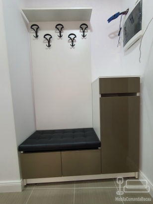 Mobilier de hol din PAL și MDF vopsit, cu oglinzi pe uși și profile Gola negre