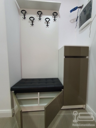 Mobilier de hol din PAL și MDF vopsit, cu oglinzi pe uși și profile Gola negre