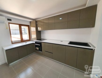 Bucătărie din MDF vopsit cu blat termorezistent și profile Gola negre