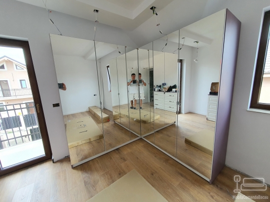 Dormitor matrimonial la comandă – pat tapițat 200×180, dulap pe colț cu uși oglindă și comodă din MDF vopsit