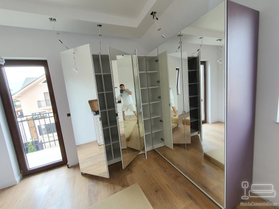 Dormitor matrimonial la comandă – pat tapițat 200×180, dulap pe colț cu uși oglindă și comodă din MDF vopsit