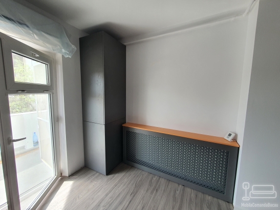 Mobilier hol tapițat cu mască de calorifer și corp centrală