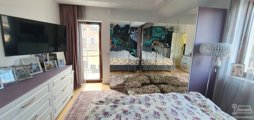 Dormitor matrimonial la comandă – pat tapițat 200×180, dulap pe colț cu uși oglindă și comodă din MDF vopsit