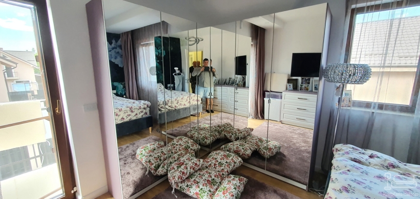 Dormitor matrimonial la comandă – pat tapițat 200×180, dulap pe colț cu uși oglindă și comodă din MDF vopsit