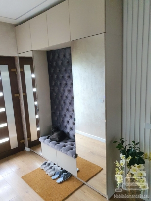 Mobilier hol din MDF vopsit cu riflaje – proiect la comandă în Bacău