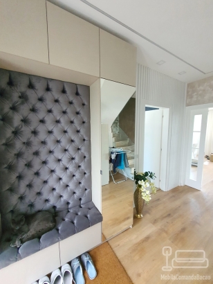 Mobilier hol din MDF vopsit cu riflaje – proiect la comandă în Bacău