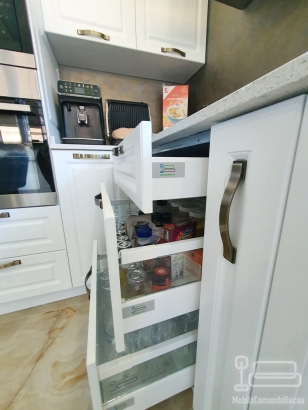 Bucătărie din MDF vopsit cu blat din quartz