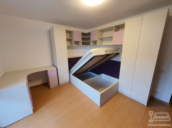 Mobilier dormitor copil la comandă – pat cu somieră rabatabilă, birou pe colț și corpuri modulare