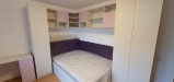 Mobilier dormitor copil la comandă – pat cu somieră rabatabilă, birou pe colț și corpuri modulare