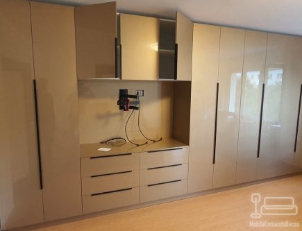 Mobilier living din MDF lucios – 4.850 mm, feronerie Blum, montaj Piatra-Neamț