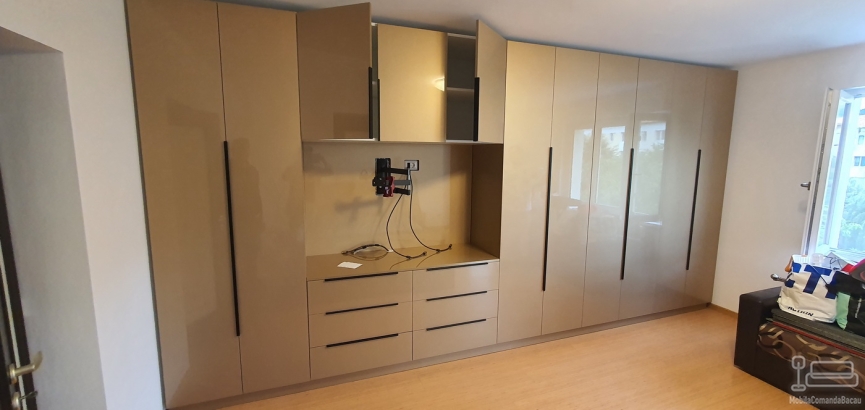 Mobilier living din MDF lucios – 4.850 mm, feronerie Blum, montaj Piatra-Neamț