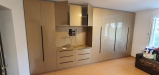 Mobilier living din MDF lucios – 4.850 mm, feronerie Blum, montaj Piatra-Neamț