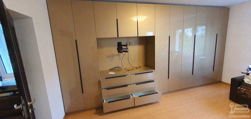 Mobilier living din MDF lucios – 4.850 mm, feronerie Blum, montaj Piatra-Neamț