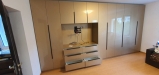 Mobilier living din MDF lucios – 4.850 mm, feronerie Blum, montaj Piatra-Neamț