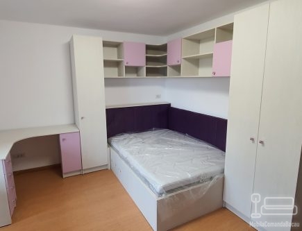 Mobilier dormitor copil la comandă – pat cu somieră rabatabilă, birou pe colț și corpuri modulare