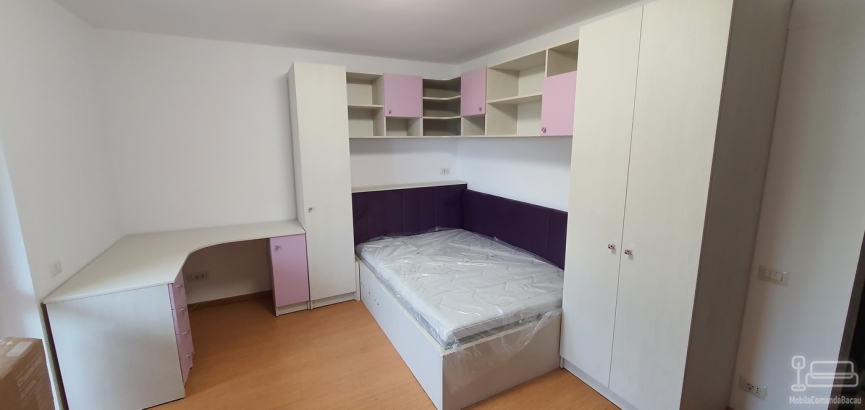 Mobilier dormitor copil la comandă – pat cu somieră rabatabilă, birou pe colț și corpuri modulare