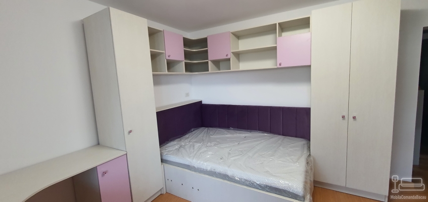 Mobilier dormitor copil la comandă – pat cu somieră rabatabilă, birou pe colț și corpuri modulare