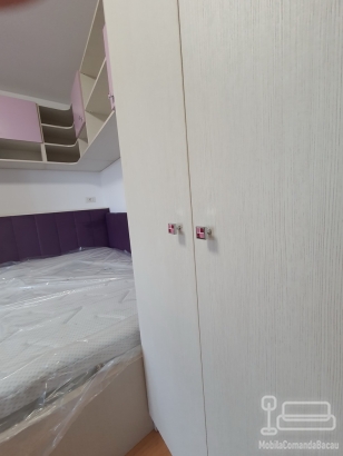 Mobilier dormitor copil la comandă – pat cu somieră rabatabilă, birou pe colț și corpuri modulare
