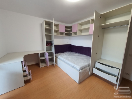 Mobilier dormitor copil la comandă – pat cu somieră rabatabilă, birou pe colț și corpuri modulare