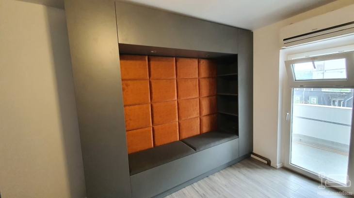 Mobilier hol tapițat cu mască de calorifer și corp centrală
