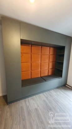 Mobilier hol tapițat cu mască de calorifer și corp centrală