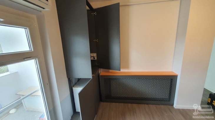 Mobilier hol tapițat cu mască de calorifer și corp centrală