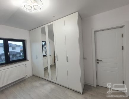 Cameră dressing din PAL melaminat alb, cu uși oglindă și compartimentare inteligentă
